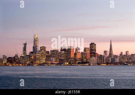 La baia di San Francisco e il centro cittadino di San Francisco skyline al tramonto. Foto Stock