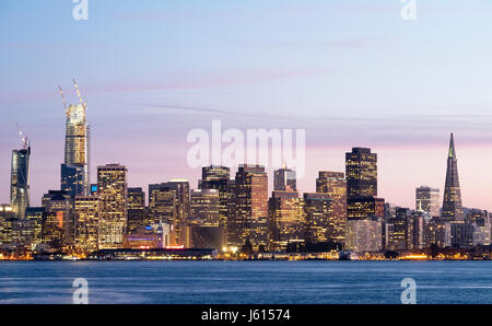 La baia di San Francisco e il centro cittadino di San Francisco skyline al tramonto. Foto Stock