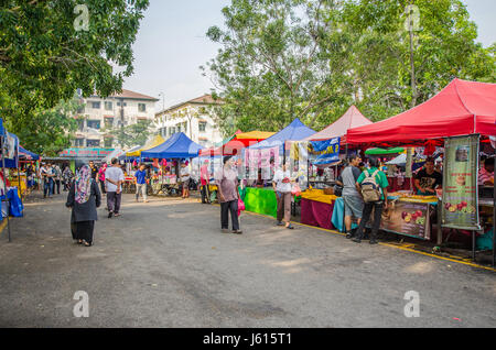 Kuala Lumpur, Malesia - 23 luglio 2014 le persone possono vedere a piedi e acquisto di alimenti in tutto il Ramadan Bazaar è stabilito per il musulmano al break fast du Foto Stock