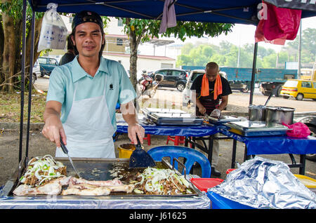 Kuala Lumpur, Malesia - 23 luglio 2014 i venditori ambulanti preparare le grigliate di carne di agnello in Ramadan Bazaar è stabilito per musulmani per la fine del digiuno durante il h Foto Stock