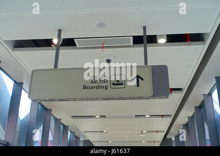 SHENZHEN, Cina - 11 Maggio 2017: Imbarco firma all'interno del terminal traghetti, precedente a bordo del turboreattore che fornisce servizi tra Hong Kong e Macao, Shenzhen e intorno al Delta del Fiume Pearl in Cina del Sud Foto Stock