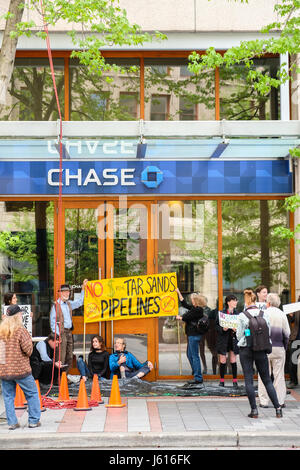 Persone che protestano tar sands pipeline in parte anteriore del Chase Bank, Seattle, Washington, USA Foto Stock