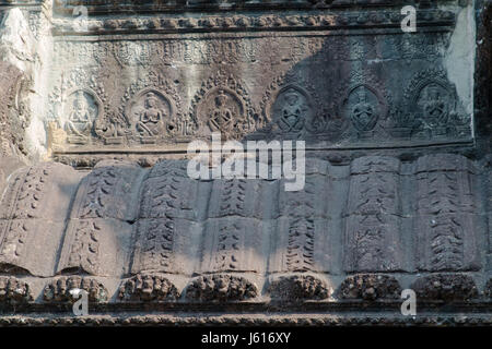 I bassi rilievi scolpiti nel pannello di tetto a Angkor Wat Foto Stock