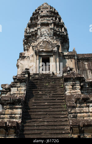 Una ripida scala fino alla guglia a Angkor Wat. Questo è uno dei cinque guglie sulla sommità del tempio Foto Stock