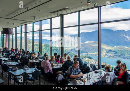 Queenstown,Nuova Zelanda - Aprile 25,2016 : Persone possibile visto che si godono il pranzo e la bella vista panoramica dal Stratosfare Ristorante & Bar. Foto Stock