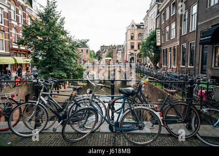 Utrecht, Paesi Bassi - 4 agosto 2016: zona del canale. Biciclette parcheggiate su un ponte sul canale Foto Stock