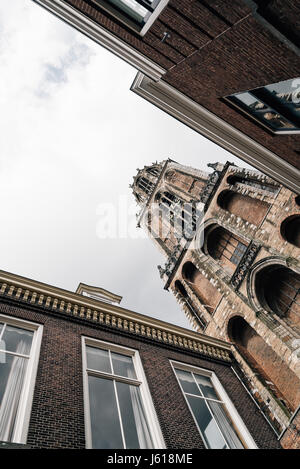 Utrecht, Paesi Bassi - 4 Agosto 2016: basso angolo vista della torre di Dom nel centro storico di Utrecht Foto Stock
