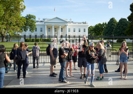 I turisti al di fuori della facciata nord dalla Pennsylvania Avenue, la casa bianca a Washington DC USA Foto Stock
