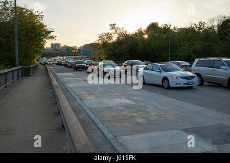 Occupato il traffico serale sulla Interstate 66 oltre al Theodore Roosevelt bridge Washington DC USA Foto Stock