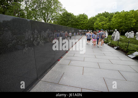 Riflettendo con murali presso il memoriale dei veterani di guerra coreana Washington DC USA Foto Stock