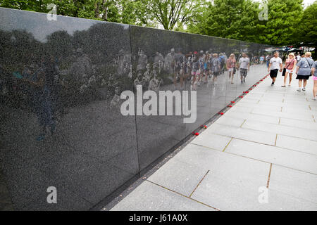 Riflettendo con murali presso il memoriale dei veterani di guerra coreana Washington DC USA Foto Stock