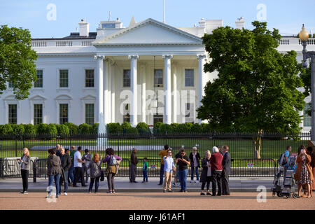 I turisti al di fuori della facciata nord dalla Pennsylvania Avenue, la casa bianca a Washington DC USA Foto Stock