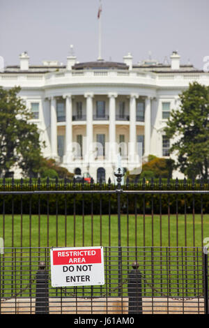 Recinzione di sicurezza e area riservata segni presso la facciata sud della casa bianca a Washington DC USA Foto Stock