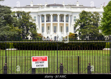 Recinzione di sicurezza e area riservata segni presso la facciata sud della casa bianca a Washington DC USA Foto Stock
