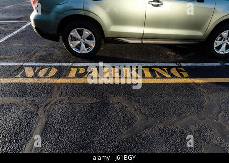 Un parcheggio non firmare dipinta su un parcheggio in Oklahoma, Stati Uniti d'America. Un veicolo parcheggiato di fianco al segno. Foto Stock