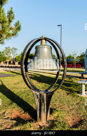 La campana della nave di USS Oklahoma City sui motivi del Museo della Scienza di Oklahoma, situato su Martin Luther King Blvd., Oklahoma City, Oklahoma, Stati Uniti d'America. Foto Stock