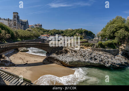 Porto di pesca o di Port Vieux, e la chiesa Sainte Eugenie, Biarritz, Francia Foto Stock