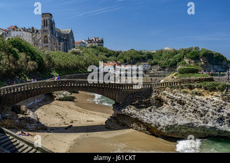 Porto di pesca o di Port Vieux, e la chiesa Sainte Eugenie, Biarritz, Francia Foto Stock