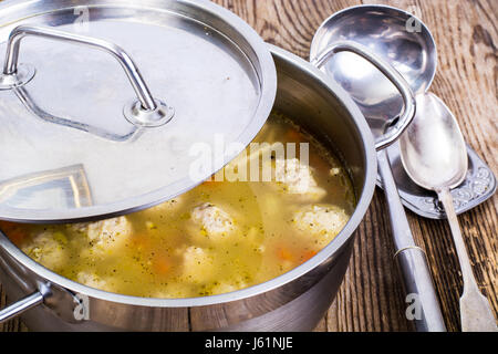 Zuppa con polpette di carne in padella di metallo. Foto Studio Foto Stock