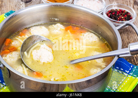 Zuppa con polpette di carne in padella di metallo. Foto Studio Foto Stock