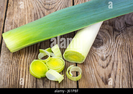 Porro, tagliato a pezzi, su un vecchio tavolo di legno. Foto Studio Foto Stock