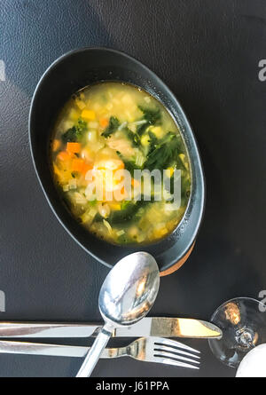 Zuppa di verdure fresche su sfondo nero. Foto Studio Foto Stock