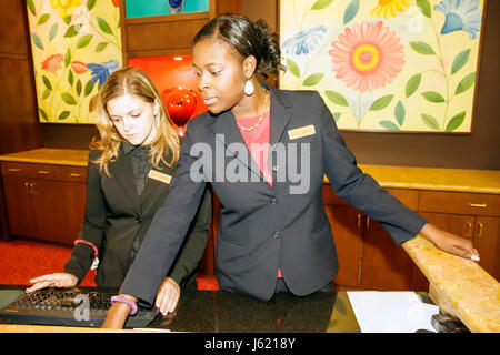 Charleston South Carolina,Marriott Charleston,hotel,Black woman female adult adults,impiegato,check-in alla reception prenotazioni Foto Stock