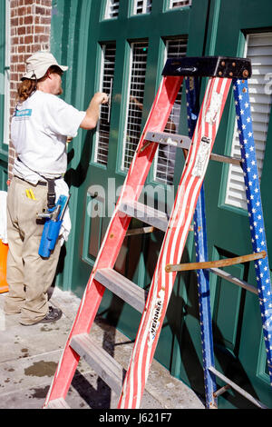 Charleston South Carolina, Meeting Street, uomo uomini maschio adulti, lavoratore, lavoratori, pulitore finestre, scala, lavoro, lavoro, dipendenti lavoratori dipendenti personale, piazza Foto Stock