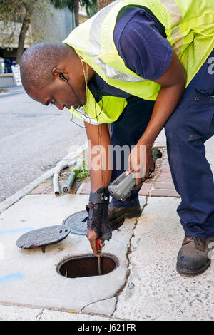 Charleston South Carolina, Queen Street, Charleston Water System, pubblica utilità, neri africani africani minoranza etnica, uomo uomini maschio adulti, Foto Stock