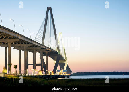 Charleston South Carolina, Cooper River, Arthur Ravenel Jr. Bridge, cable stay bridge, Towers, tramonto, sera, SC091120064 Foto Stock