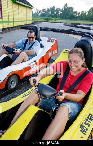 Valparaiso Indiana, Zao Island Entertainment Center, centro, go kart, auto Half scale NASCAR replica, pista da corsa, guida, uomo uomini maschio, donna donne, coupl Foto Stock