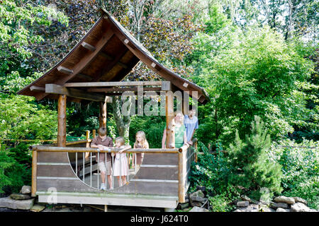 Valparaiso Indiana,Ogden Gardens,botanica,orticoltura,piante native,stagno,giapponese,gazebo,donna donna donne,ragazzi,maschio bambini bambini bambini bambini yo Foto Stock