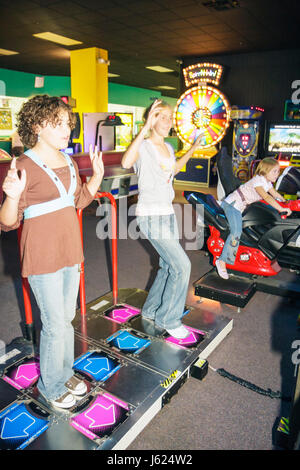 Valparaiso Indiana,Inman's Fun & Party Center,centro,videogioco,galleria,ragazze,adolescenti,giocare,divertimento,divertimento,salto,hop,interattivo,exergame,esercizio,IN08 Foto Stock