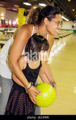 Valparaiso Indiana,Inman's Fun & Party Center,centro,bowling,corsia,donne ispaniche donne,ragazze ragazze,ragazzi,bambini madre,genitore,genitori Foto Stock