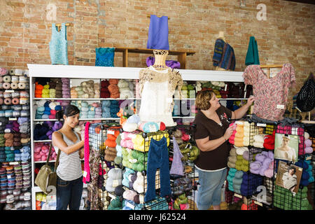 Valparaiso Indiana,Sheep's Clothing,forniture per maglieria,filati,lana,multicolore,artigianato,hobby,vendita,ispanica donna etnica femminile,scaffali, Foto Stock