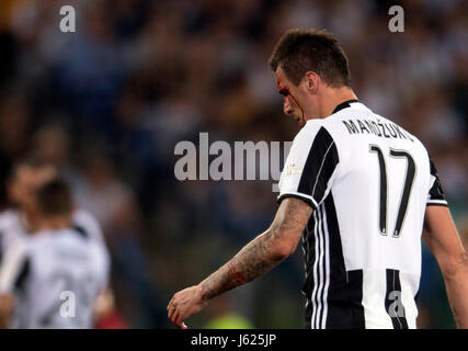 Roma, Italia. Il 17 maggio 2017. Mario Mandzukic ( Juventus ) Calcetto : Mario Mandzukic della Juventus reagisce dopo essere stato ferito durante la Coppa Italia (TIM Cup) partita finale tra Juventus 2-0 SS Lazio allo Stadio Olimpico di Roma, Italia . Credito: Maurizio Borsari/AFLO/Alamy Live News Foto Stock