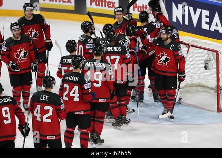 Colonia. 18 Maggio, 2017. I giocatori del Canada celebrare la vittoria dopo la quaterfinal match contro la Germania del 2017 IIHF Hockey su Ghiaccio Campionato Mondiale di Colonia, in Germania il 18 maggio 2017. Il Canada ha vinto 2-1. Credito: Ulrich Hufnagel/Xinhua/Alamy Live News Foto Stock