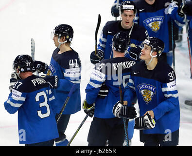 Colonia. 18 Maggio, 2017. I giocatori di Finlandia celebra la vittoria dopo la quaterfinal match contro gli Stati Uniti del 2017 IIHF Hockey su Ghiaccio Campionato Mondiale di Colonia, in Germania il 18 maggio 2017. La Finlandia ha vinto 2-0. Credito: Luo Huanhuan/Xinhua/Alamy Live News Foto Stock