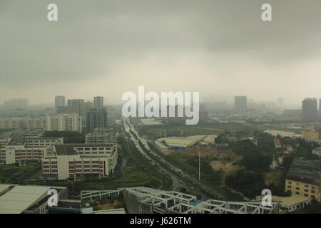 Xiamen, Cina. 18 Maggio, 2017. Le nubi coprono il cielo prima di tifone arriva a Xiamen, a sud-est della Cina di provincia del Fujian, 5 maggio, 2014. Credito: SIPA Asia/ZUMA filo/Alamy Live News Foto Stock