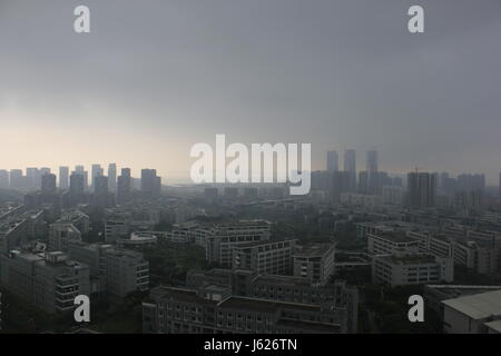 Xiamen, Cina. 18 Maggio, 2017. Le nubi coprono il cielo prima di tifone arriva a Xiamen, a sud-est della Cina di provincia del Fujian, 5 maggio, 2014. Credito: SIPA Asia/ZUMA filo/Alamy Live News Foto Stock