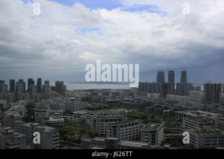 Xiamen, Cina. 18 Maggio, 2017. Le nubi coprono il cielo prima di tifone arriva a Xiamen, a sud-est della Cina di provincia del Fujian, 5 maggio, 2014. Credito: SIPA Asia/ZUMA filo/Alamy Live News Foto Stock