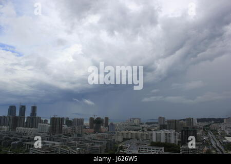 Xiamen, Cina. 18 Maggio, 2017. Le nubi coprono il cielo prima di tifone arriva a Xiamen, a sud-est della Cina di provincia del Fujian, 5 maggio, 2014. Credito: SIPA Asia/ZUMA filo/Alamy Live News Foto Stock