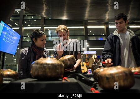 Buenos Aires, Argentina. 18 Maggio, 2017. Lucas Fink (C) mostra una armonica Muyuq tamburo durante i liutai fiera presso il Kirchner Centro Culturale a Buenos Aires, Argentina, 18 maggio 2017. Credito: Martin Zabala/Xinhua/Alamy Live News Foto Stock