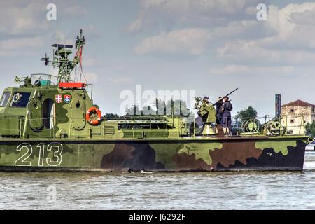 A Belgrado, in Serbia. Il 18 maggio 2017. Serbo flotta fluviale pattugliatori classe NESTIN pattugliamento lungo il Danubio nella zona prossima alla Grande Guerra isola. Credito: Bratislav Stefanovic/Alamy Live News Foto Stock