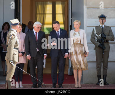 Varsavia, Polonia. 19 Maggio, 2017. Il Presidente tedesco Frank-Walter Steinmeier (secondo da sinistra) e sua moglie Elke Budenbender (L) essendo ricevuti dal Presidente polacco Andrzej Duda (C) e sua moglie Agata Kornhauser-Duda davanti al Palazzo Presidenziale a Varsavia, Polonia, 19 maggio 2017. Questo è Presidente Steinmeier inaugurale della visita in Polonia. Foto: Soeren Stache/dpa/Alamy Live News Foto Stock