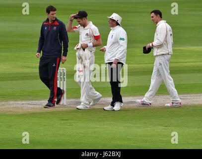 Manchester REGNO UNITO 19 maggio 2017 James Anderson lascia il campo dopo aver subito un pregiudizio inguine nel suo sesto oltre il primo giorno del campionato della contea di corrispondenza per il Lancashire contro Yorkshire a Emirates Old Trafford. Foto Stock