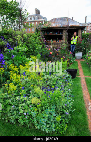 Londra, Regno Unito. 19 maggio 2017. I preparativi sono a buon punto a 2017 RHS Chelsea Flower Show che si apre al pubblico il martedì. Foto: immagini vibranti/Alamy Live News Foto Stock