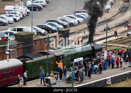 Il Flying Scotsman tirando fuori della stazione di Shrewsbury, Shropshire, sul suo modo di Cardiff. Foto Stock