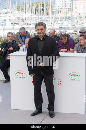 Cannes, Francia. 19 Maggio, 2017. Direttore Mohammad Rasoulof pone per un photocall del film 'Lerd (un uomo di integrità)' durante il settantesimo Cannes Film Festival presso il Palais des Festivals a Cannes, Francia, il 19 maggio 2017. Credito: Xu Jinquan/Xinhua/Alamy Live News Foto Stock