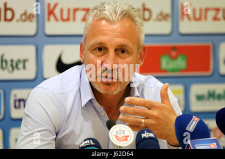 Rostock, Germania. 19 Maggio, 2017. Pavel Dotchev è presentato come il nuovo allenatore della terza Bundesliga club di calcio FC Hansa Rostock durante una conferenza stampa presso la Ostseestadion a Rostock, Germania, 19 maggio 2017. Dotchev ha firmato un contratto di due anni fino al 30 giugno 2019. Il 51-anno-vecchi successi German-Bulgarian ex allenatore Brand che è stato messo in congedo. Foto: Bernd Wüstneck/dpa-Zentralbild/dpa/Alamy Live News Foto Stock